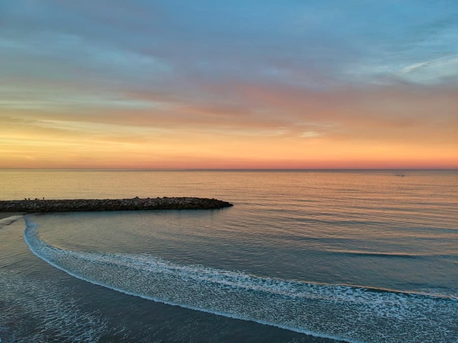 Costa atlántica con médanos al atardecer