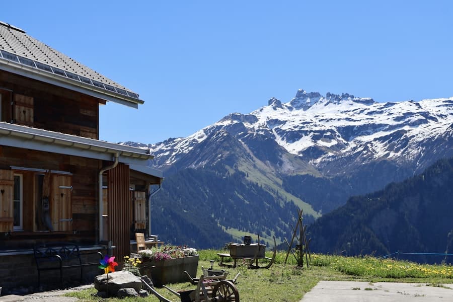 Casa de montaña entre bosque y cerros